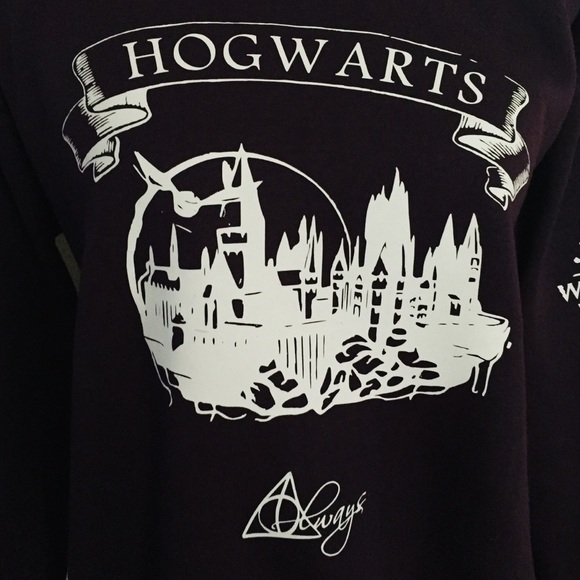 Hogwarts School Graphic Sweater - Picture 7 of 8